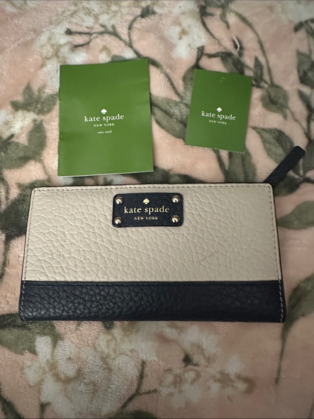 kate spade Two-Tone Cream and Black Zip Card Holder Wallet New